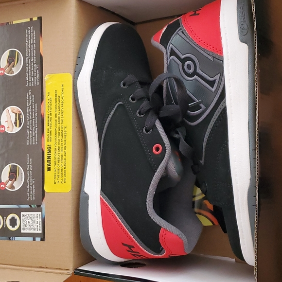 Heelys Other - Boys Heelys skate sneakers